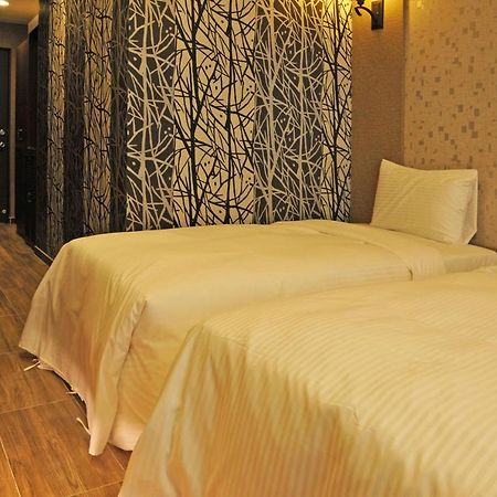 טאינאן Maple Hotel Second Branch מראה חיצוני תמונה