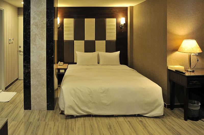 טאינאן Maple Hotel Second Branch מראה חיצוני תמונה