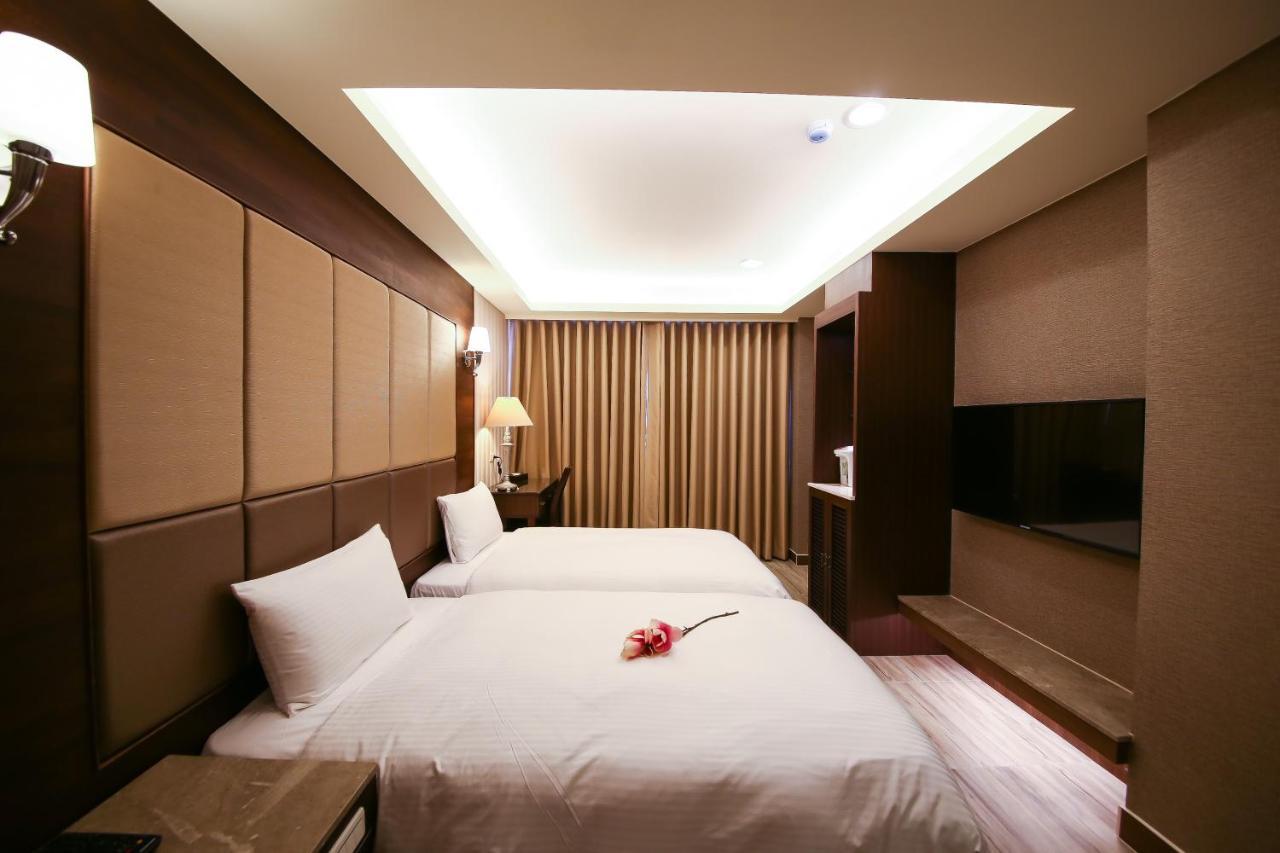 טאינאן Maple Hotel Second Branch מראה חיצוני תמונה