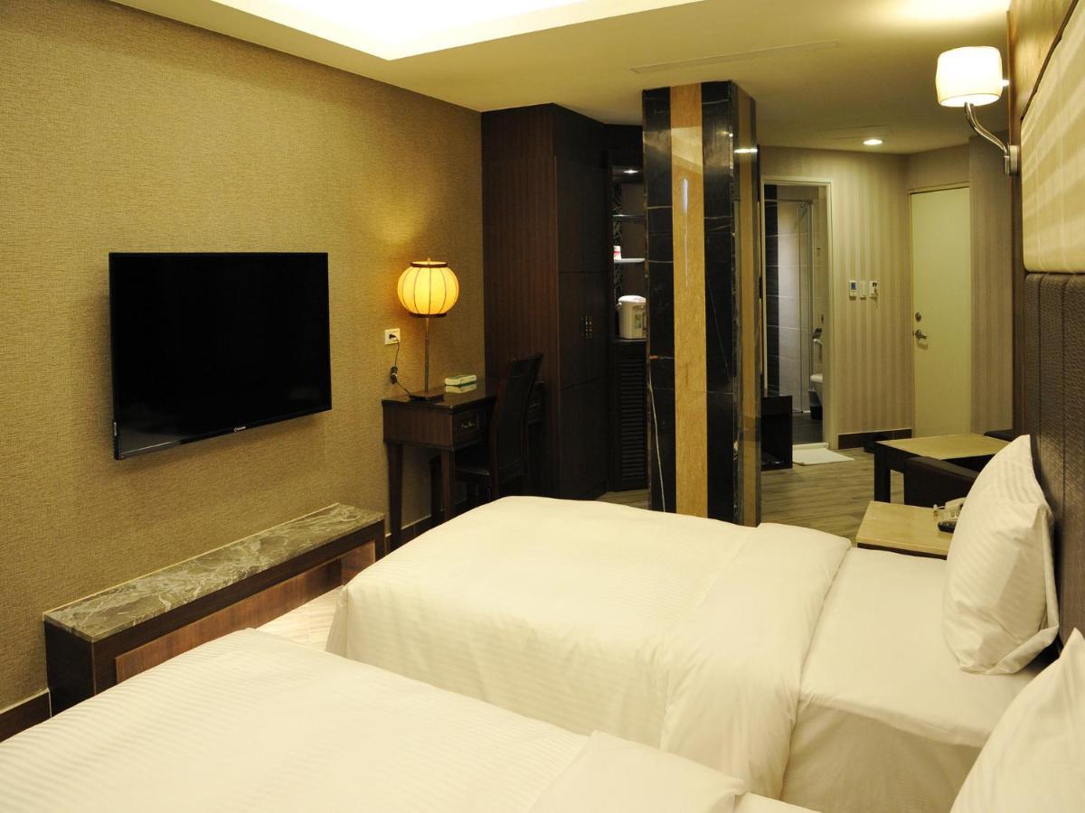 טאינאן Maple Hotel Second Branch מראה חיצוני תמונה