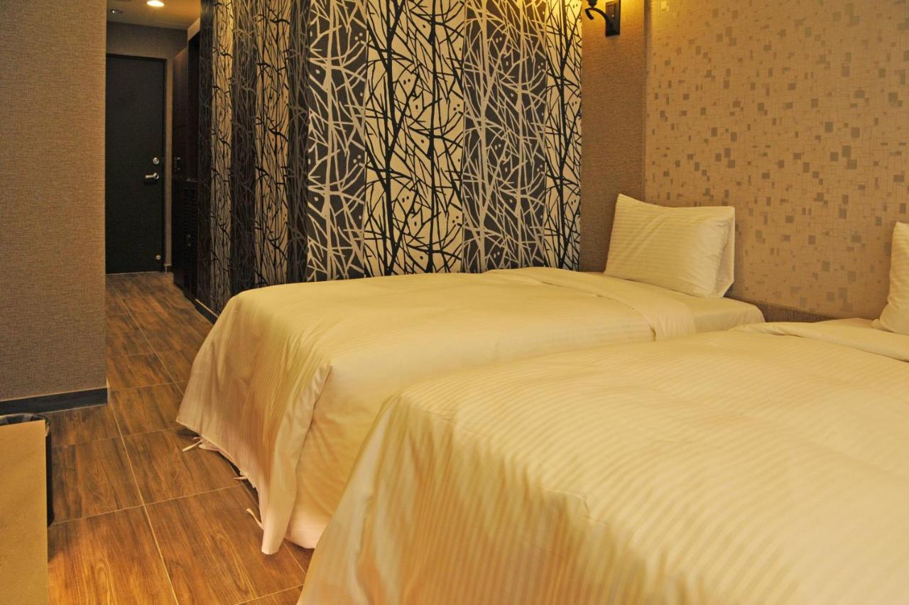 טאינאן Maple Hotel Second Branch מראה חיצוני תמונה