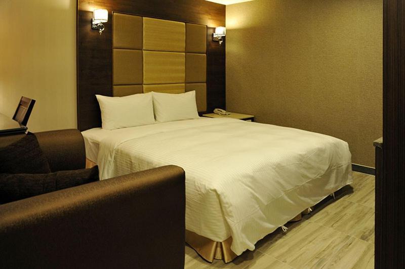 טאינאן Maple Hotel Second Branch מראה חיצוני תמונה