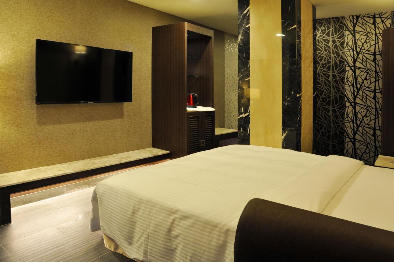 טאינאן Maple Hotel Second Branch מראה חיצוני תמונה